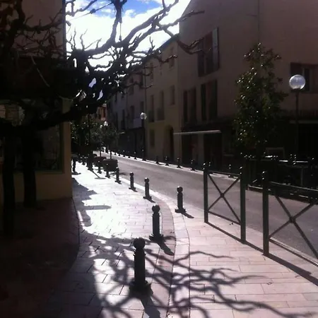 بيت للعطل Catalan Terrace And Secure Garage
